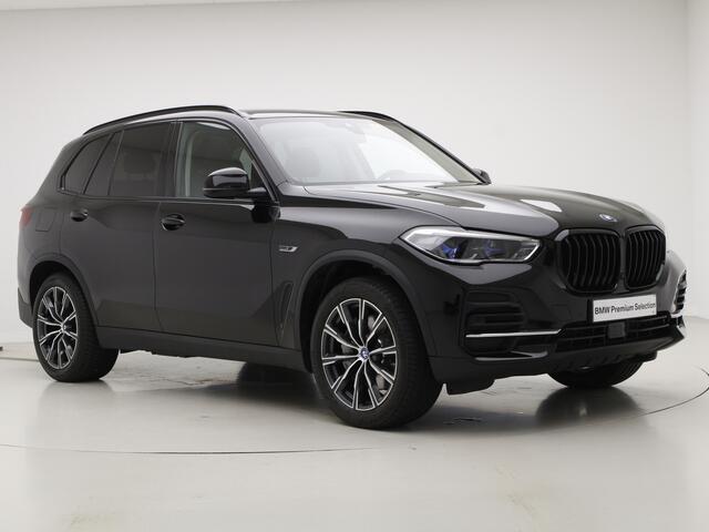 BMW X5 xDrive45e | Trekhaak | Panorama dak | 24 maanden BMW Garantie| Head-Up | Luchtvering | Laserlight | Privacy Glass | Voorbereiding Driving Assistant | 20" M-Sport