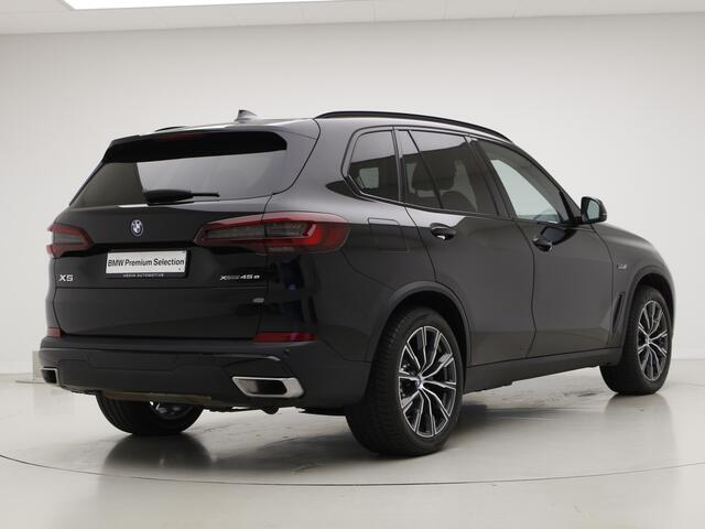 BMW X5 xDrive45e | Trekhaak | Panorama dak | 24 maanden BMW Garantie| Head-Up | Luchtvering | Laserlight | Privacy Glass | Voorbereiding Driving Assistant | 20" M-Sport