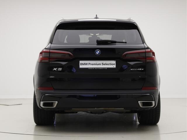 BMW X5 xDrive45e | Trekhaak | Panorama dak | 24 maanden BMW Garantie| Head-Up | Luchtvering | Laserlight | Privacy Glass | Voorbereiding Driving Assistant | 20" M-Sport
