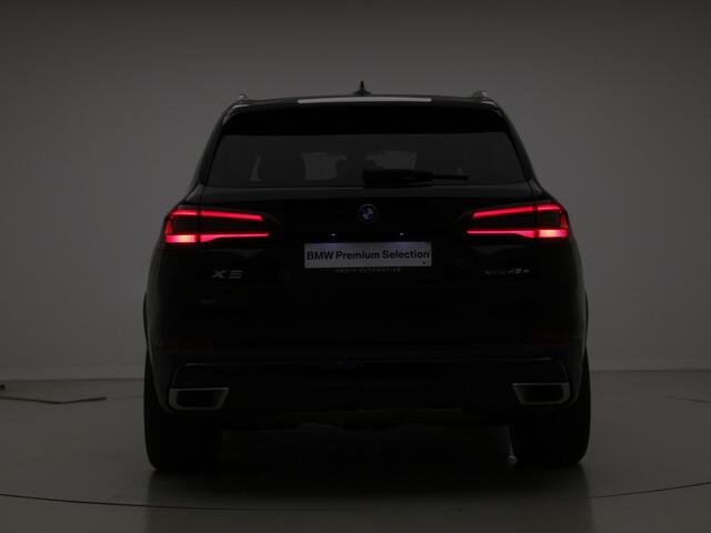 BMW X5 xDrive45e | Trekhaak | Panorama dak | 24 maanden BMW Garantie| Head-Up | Luchtvering | Laserlight | Privacy Glass | Voorbereiding Driving Assistant | 20" M-Sport