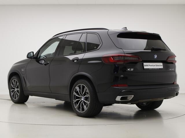 BMW X5 xDrive45e | Trekhaak | Panorama dak | 24 maanden BMW Garantie| Head-Up | Luchtvering | Laserlight | Privacy Glass | Voorbereiding Driving Assistant | 20" M-Sport