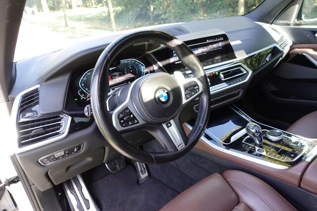 BMW X5 xDrive45e M-Sport High Executive | 22 Inch | Pano | Laser | Head up | H&K | Soft Close | Panorama-Glasdak | Sky Lounge | 1 eig Ned. Auto | verw beker houders.