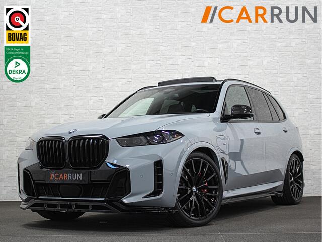 BMW X5 50e M-Performance Seats | *5x Op Voorraad* | Achterasbesturing | Carbon | Pano | M-Pro | 360 Cam. | ACC | Soft-Close | Ventilatie | Leder-Individual | Head-Up | 4-Zone Clima | 22 inch | 2x Memory | Trekhaak | Harman-Kardon | Beker-Clima | Stoelverwarming