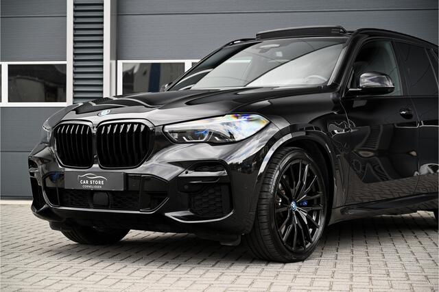 BMW X5 xDrive45e M-SPORT / PANO / LUCHTVERING / MEMORY / LEDER / CAMERA / TREKHAAK / DEALERONDERHOUDEN / 22"