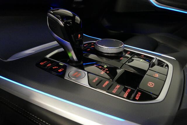 BMW X5 xDrive45e M Sport / Maxton Design Bodykit V.2 / Panoramadak / Stoelmassage / BMW Laser koplampen / Stoelkoeling + verwarming / Luchtvering / Rondomzichtcamera / HUD / Apple Carplay - Android Auto / Keyless / Lederen bekleding / Achteruitrijcamera / Stuurw