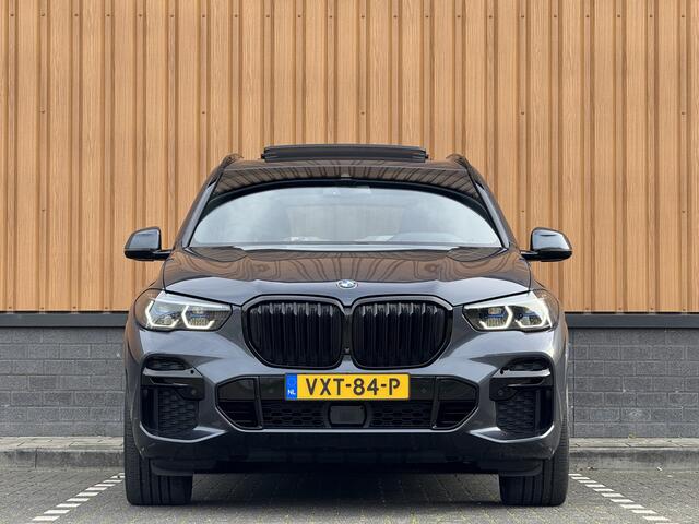 BMW X5 XDRIVE30D High Executive | M Pakket | 22" Lichtmetaal | Apple Carplay | Android Auto | Panoramadak | 3500 KG Trekken | Leder | DAB | Stuurwielverwarming | Head-Up Display | BMW Laser |