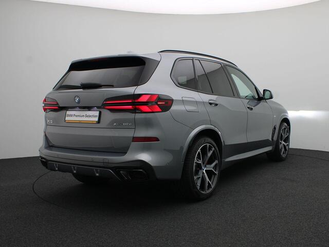 BMW X5 xDrive50e M Sportpakket Pro | Travel Pack | Innovation Pack | Comfort Pack | Adaptief onderstel met luchtvering op voor- en achteras | Trekhaak | Panoramadak | Driving Assistant Professional | Parking Assistant Professional | Harman Kardon | 21''