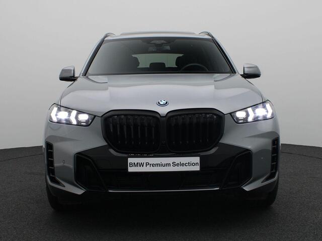 BMW X5 xDrive50e M Sportpakket Pro | Travel Pack | Innovation Pack | Comfort Pack | Adaptief onderstel met luchtvering op voor- en achteras | Trekhaak | Panoramadak | Driving Assistant Professional | Parking Assistant Professional | Harman Kardon | 21''