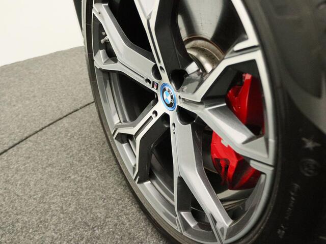 BMW X5 xDrive50e M Sportpakket Pro | Travel Pack | Innovation Pack | Comfort Pack | Adaptief onderstel met luchtvering op voor- en achteras | Trekhaak | Panoramadak | Driving Assistant Professional | Parking Assistant Professional | Harman Kardon | 21''