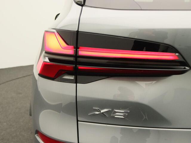 BMW X5 xDrive50e M Sportpakket Pro | Travel Pack | Innovation Pack | Comfort Pack | Adaptief onderstel met luchtvering op voor- en achteras | Trekhaak | Panoramadak | Driving Assistant Professional | Parking Assistant Professional | Harman Kardon | 21''