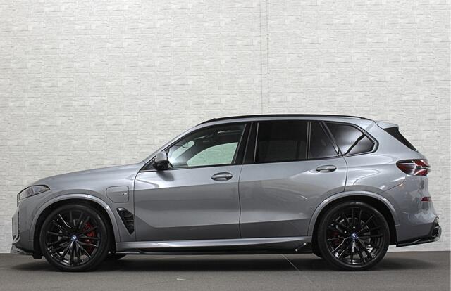 BMW X5 50e *3x Op Voorraad* M-Sport Pro | 360 Camera | Sky-Lounge Pano | ACC | Comfortstoelen | Indiv. Leder | Massage | Stoelventilatie | 4-Zone Clima | Trekhaak | 22'' | Head-Up | Keyless-Entry | Harman-Kardon | Stoelverwarming V+A | M-Gordels | Glaspook | Stu