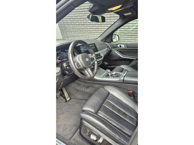 BMW X5 xDrive45e High Executive M Sport / Panoramadak / Achterasbesturing / Head Up Display / Comfortstoel / Driving Assistant Professional / Stuurwielverwarming / Trekhaak / Comforttoegang
