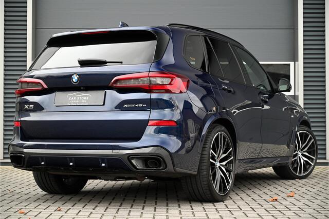 BMW X5 xDrive45e M-SPORT / SKYLOUNGE PANO / LASER / INDIVIDUAL LEDER / HUD / SOFTCLOSE / 4WIELSTURING / NL AUTO / 22"