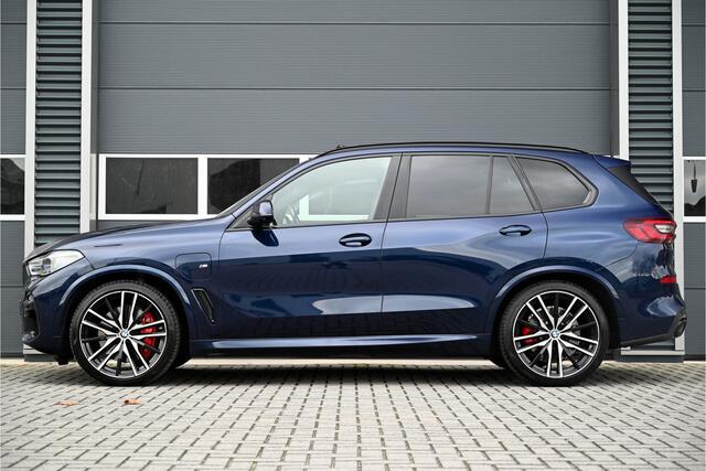 BMW X5 xDrive45e M-SPORT / SKYLOUNGE PANO / LASER / INDIVIDUAL LEDER / HUD / SOFTCLOSE / 4WIELSTURING / NL AUTO / 22"