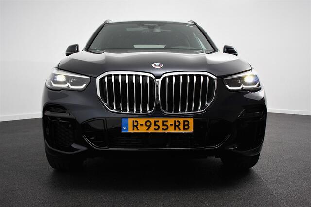 BMW X5 xDrive45e 394pk High Executive M-Sport PHEV 6 cilinder Panoramisch schuif-kantel dak Harman Kardon Head up display Lederen bekleding Electrische verstelling comfort stoelen