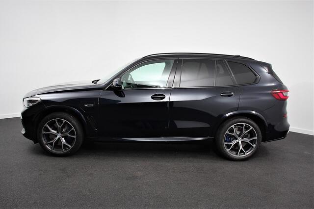 BMW X5 xDrive45e 394pk High Executive M-Sport PHEV 6 cilinder Panoramisch schuif-kantel dak Harman Kardon Head up display Lederen bekleding Electrische verstelling comfort stoelen