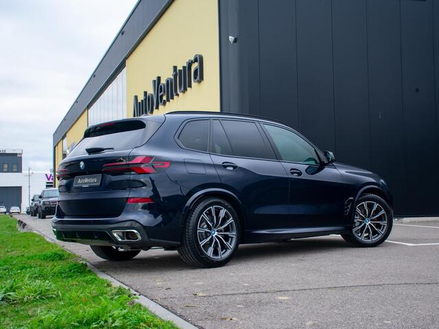 BMW X5 xDrive50e | Trekhaak | M Sport | Achteras besturing | Schuif-/kantel Pano | Softclose | Adapt. LED | Head-up | Stuurwielverwarming