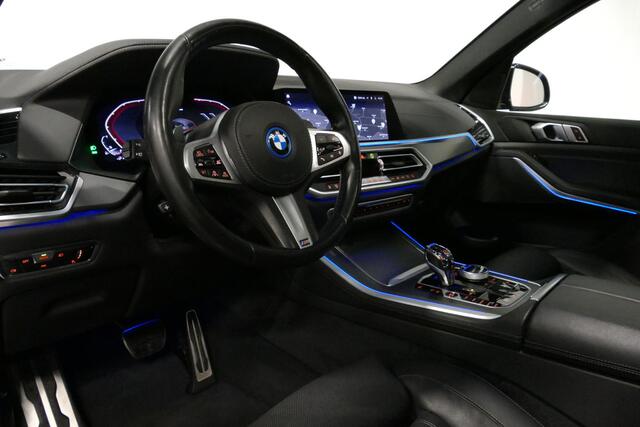 BMW X5 xDrive45e M Sport / Maxton Design Bodykit V.2 / Panoramadak / Soft-close / Koplamp Laser / Elektr. verstelbare voorstoelen + memory / Luchtvering / Stoelverwarming voor + achter / Stoelventilatie / Head-Up Display / Apple Carplay - Andriod Auto / Ambiente