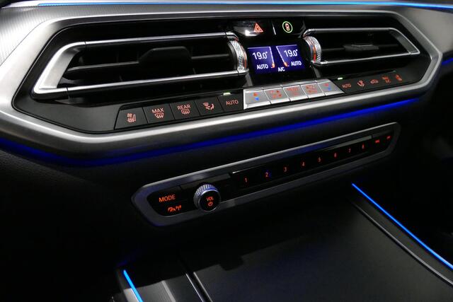 BMW X5 xDrive45e M Sport / Maxton Design Bodykit V.2 / Panoramadak / Soft-close / Koplamp Laser / Elektr. verstelbare voorstoelen + memory / Luchtvering / Stoelverwarming voor + achter / Stoelventilatie / Head-Up Display / Apple Carplay - Andriod Auto / Ambiente