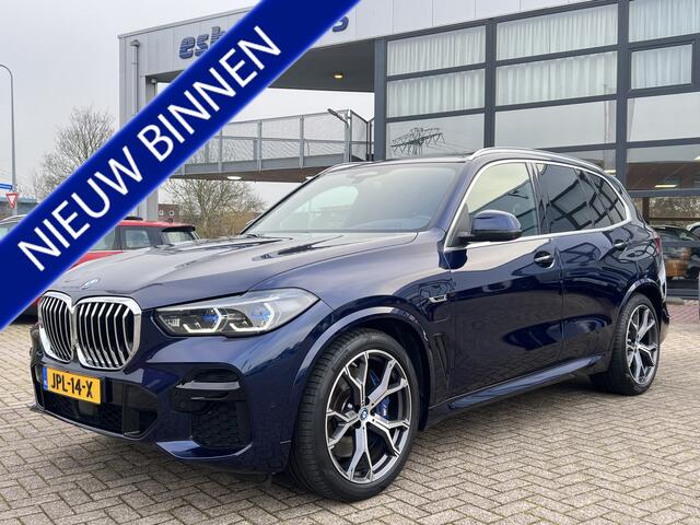 BMW X5 xDrive45e M-Sport High Executive Panodak Trekhaak Laserlicht Head-Up Comfortstoelen 21 Inch Velgen Life Cockpit Prof ACC Driving Assist Prof Achteras besturing Leder Dash Harman Kardon Audio Stoelventilatie Bom Vol Opties Individual Tansanitblau 1e Eigena