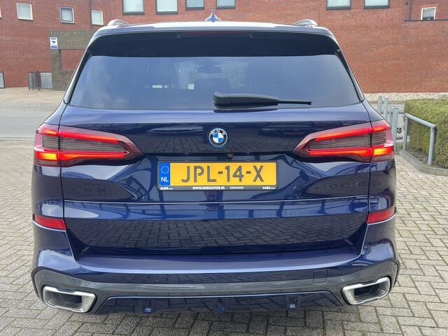 BMW X5 xDrive45e M-Sport High Executive Panodak Trekhaak Laserlicht Head-Up Comfortstoelen 21 Inch Velgen Life Cockpit Prof ACC Driving Assist Prof Achteras besturing Leder Dash Harman Kardon Audio Stoelventilatie Bom Vol Opties Individual Tansanitblau 1e Eigena