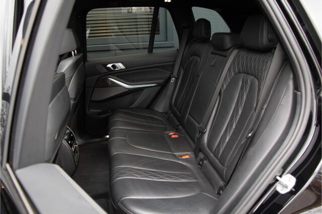 BMW X5 xDrive 45 e | M-Sport | ACC | Skylounge | Massage & Ventilatie | Comfortstoelen | Lane + Side Assist | Pano | Stuurverwarming | Harman Kardon | Camera | 21" | Apple & Android Carplay | Memory | Laser | Dealer Onderhoud | BTW | Luchtvering | 360 Cam | Carb
