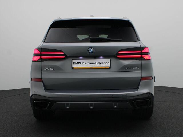 BMW X5 xDrive50e M Sportpakket Pro | Trekhaak | Panoramadak | Driving Assistant Professional | Parking Assistant Professional | Harman Kardon | 21''