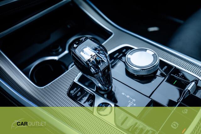 BMW X5 45e High Executive X-Drive45e High Ex Warmte Comf pakket M uitv. Swarovsky/HUD/Bowers&Wilkins/Pano/Massagefuncties/Comfort acces/Soft Close/ Sky Lounge/Stoelverwarming en ventilatie/Stuur\verwarm./Trekhaak/Clima Bekerh/Carbon performance ETC! Zeer goed on