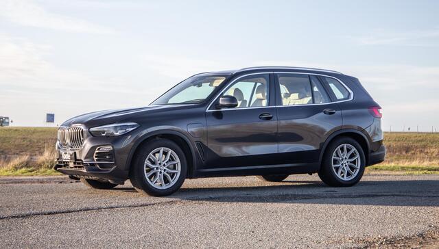 BMW X5 xDrive45e Executive LEER / DEALER ONDERHOUDEN / LUCHTVERING / CARPLAY / CAMERA