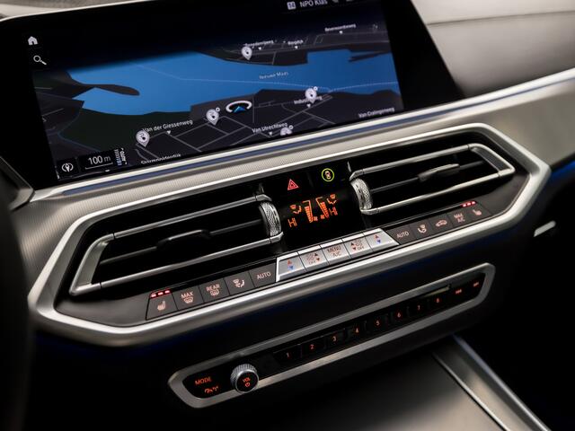 BMW X5 xDrive45e M Sport High Executive 395Pk Automaat (PANORAMADAK, LUCHTVERING, ARMSTEUN VERWARMD, HEAD-UP DISPLAY, COMFORTSTOELEN MET GEHEUGEN, SOFT CLOSE, 360 CAMERA, HARMAN/KARDON, STUURWIEL VERWARMD, ADAPTIVE CRUISE, NIEUWSTA