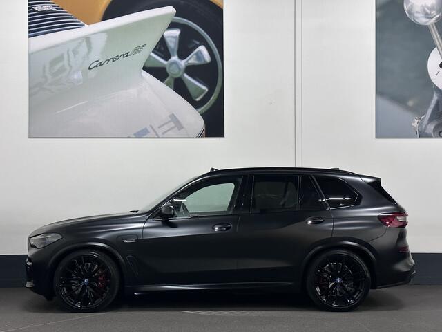 BMW X5 45e | M Sportseats | Frozen Black | Carbon | 360 Camera | Skylounce | ACC | Stoel Massage & Ventilatie | Indiv. Leder | Laser-LED | Softclose | Achterasbesturing | Glasapplicatie | Stuur en achterbank verwarming | TH | 4-Zone | Isolatieglas | 22" | Bovag 
