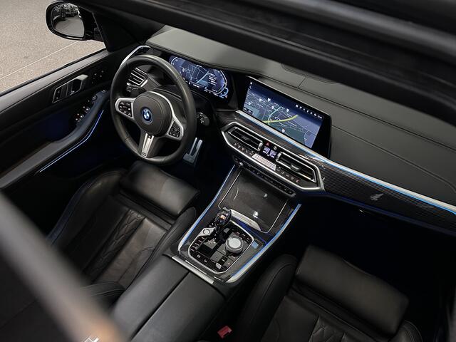 BMW X5 45e | M Sportseats | Frozen Black | Carbon | 360 Camera | Skylounce | ACC | Stoel Massage & Ventilatie | Indiv. Leder | Laser-LED | Softclose | Achterasbesturing | Glasapplicatie | Stuur en achterbank verwarming | TH | 4-Zone | Isolatieglas | 22" | Bovag 