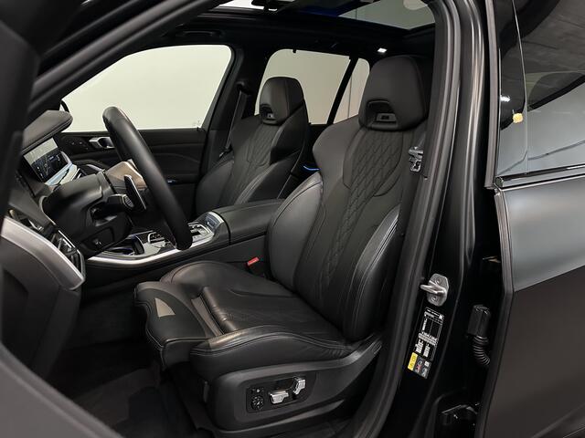 BMW X5 45e | M Sportseats | Frozen Black | Carbon | 360 Camera | Skylounce | ACC | Stoel Massage & Ventilatie | Indiv. Leder | Laser-LED | Softclose | Achterasbesturing | Glasapplicatie | Stuur en achterbank verwarming | TH | 4-Zone | Isolatieglas | 22" | Bovag 