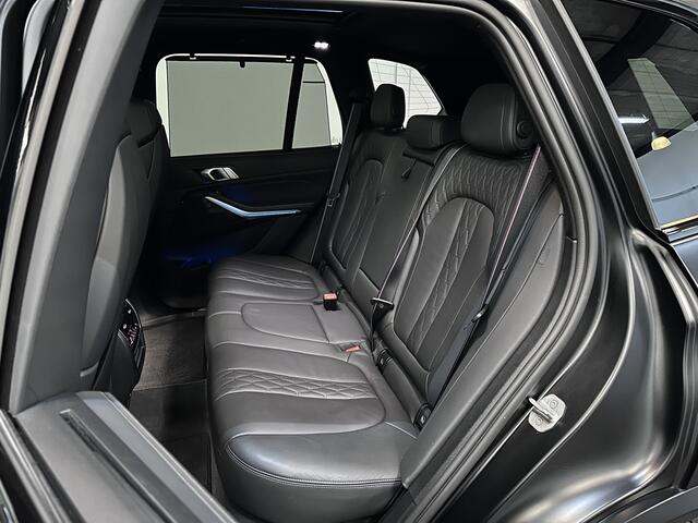 BMW X5 45e | M Sportseats | Frozen Black | Carbon | 360 Camera | Skylounce | ACC | Stoel Massage & Ventilatie | Indiv. Leder | Laser-LED | Softclose | Achterasbesturing | Glasapplicatie | Stuur en achterbank verwarming | TH | 4-Zone | Isolatieglas | 22" | Bovag 