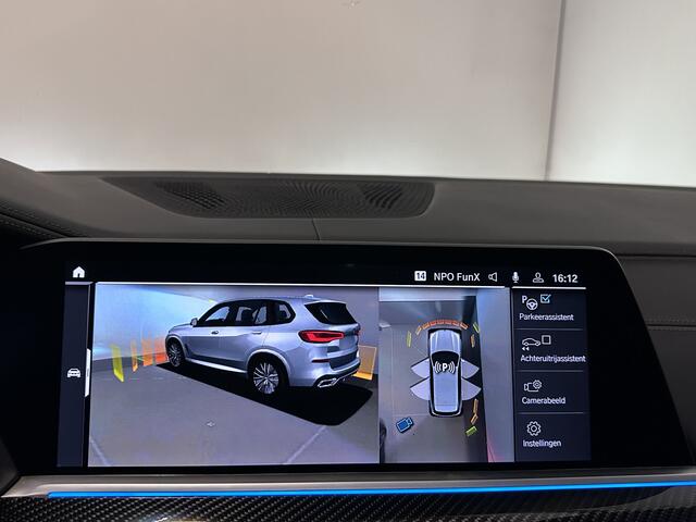 BMW X5 45e | M Sportseats | Frozen Black | Carbon | 360 Camera | Skylounce | ACC | Stoel Massage & Ventilatie | Indiv. Leder | Laser-LED | Softclose | Achterasbesturing | Glasapplicatie | Stuur en achterbank verwarming | TH | 4-Zone | Isolatieglas | 22" | Bovag 