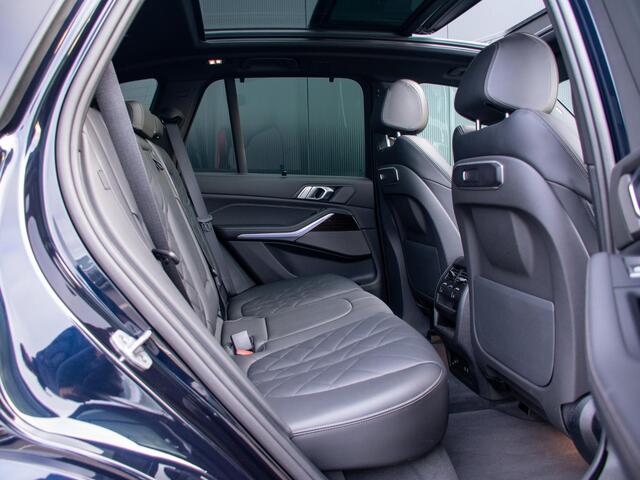 BMW X5 xDrive50e | Trekhaak | M Sport | Achteras besturing | Schuif-/kantel Pano | Softclose | Adapt. LED | Head-up | Stuurwielverwarming