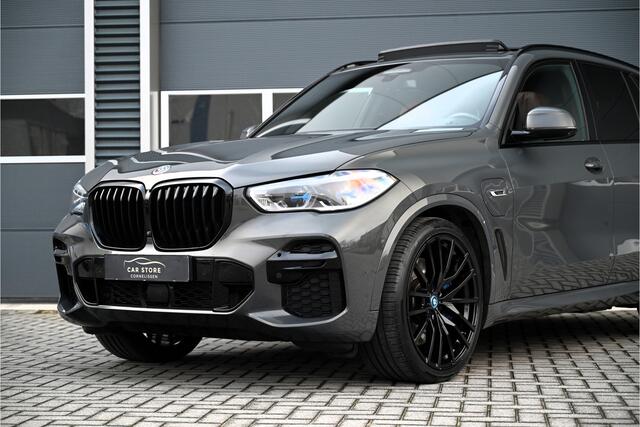 BMW X5 xDrive45e M-SPORT / SKYLOUNGE PANO / INDIVIDUAL / HUD / SOFTCLOSE / LASER / 4WIELSTURING / TREKHAAK / DRAVIT / BTW