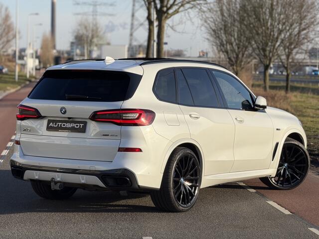 BMW X5 xDrive45e M-Sport Pano Trekhaak Stoelk. Softcl. Swarovski