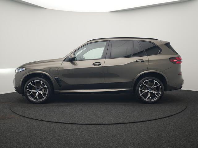 BMW X5 xDrive50e M Sport Plug In Hybrid 490pk Dealer O.H. PHEV | Panodak | Luchtvering | Laser LED | Head Up | Adaptive Cruise | 360 Camera | Lederen Sportstoelen Memory & Ventilatie | Bekerhouders Verwarmd & Gekoeld | Harman & Kardon