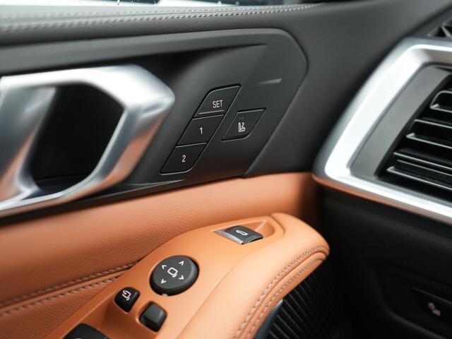 BMW X5 xDrive50e M Sport Plug In Hybrid 490pk Dealer O.H. PHEV | Panodak | Luchtvering | Laser LED | Head Up | Adaptive Cruise | 360 Camera | Lederen Sportstoelen Memory & Ventilatie | Bekerhouders Verwarmd & Gekoeld | Harman & Kardon