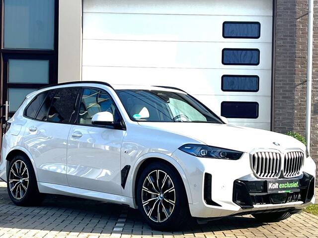 BMW X5 xDrive50e High Executive M Sport / Achteras besturing / Head-UP / Panodak / Luchtvering / Soft Close / Harman-Kardon / Trekhaak / Park Assist Prof / Individual Leder Merino / Zwarte Hemel / 1e Eigenaar!