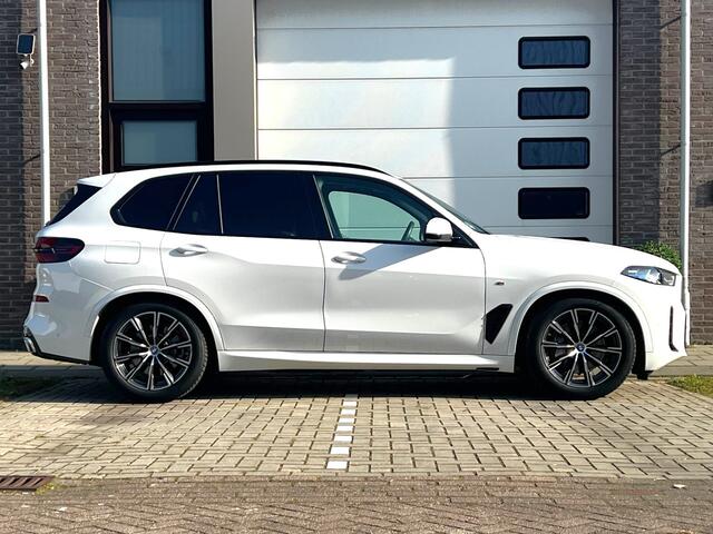 BMW X5 xDrive50e High Executive M Sport / Achteras besturing / Head-UP / Panodak / Luchtvering / Soft Close / Harman-Kardon / Trekhaak / Park Assist Prof / Individual Leder Merino / Zwarte Hemel / 1e Eigenaar!