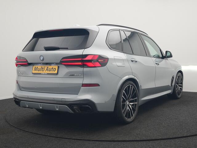BMW X5 xDrive50e M Sport PRO Plug In Hybrid 490pk Dealer O.H. PHEV | Trekhaak Af Fabriek | Luchtvering | Panodak Skylounge | Adaptive Cruise | 360 Camera | Harman / Kardon | Merino Lederen Sportstoelen Memory & Verwarmd | Bekerhouders Verwarmd & Gekoeld | Stuur 