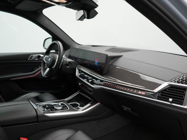 BMW X5 xDrive50e M Sport PRO Plug In Hybrid 490pk Dealer O.H. PHEV | Trekhaak Af Fabriek | Luchtvering | Panodak Skylounge | Adaptive Cruise | 360 Camera | Harman / Kardon | Merino Lederen Sportstoelen Memory & Verwarmd | Bekerhouders Verwarmd & Gekoeld | Stuur 