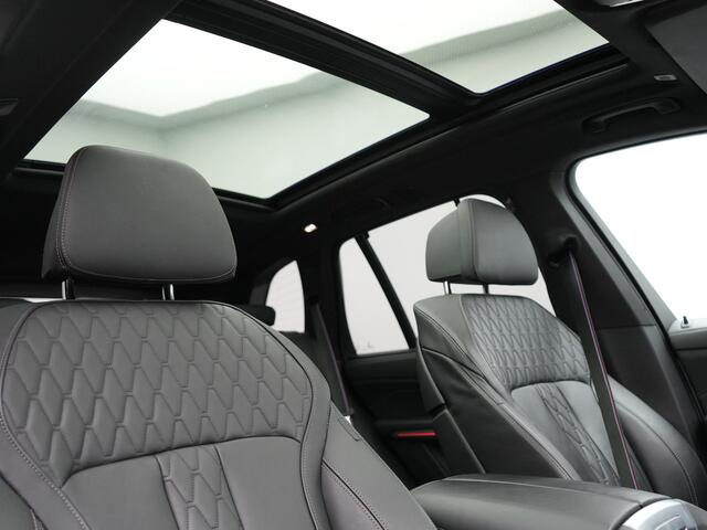 BMW X5 xDrive50e M Sport PRO Plug In Hybrid 490pk Dealer O.H. PHEV | Trekhaak Af Fabriek | Luchtvering | Panodak Skylounge | Adaptive Cruise | 360 Camera | Harman / Kardon | Merino Lederen Sportstoelen Memory & Verwarmd | Bekerhouders Verwarmd & Gekoeld | Stuur 
