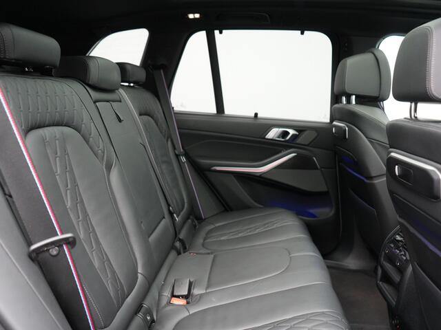 BMW X5 xDrive50e M Sport PRO Plug In Hybrid 490pk Dealer O.H. PHEV | Trekhaak Af Fabriek | Luchtvering | Panodak Skylounge | Adaptive Cruise | 360 Camera | Harman / Kardon | Merino Lederen Sportstoelen Memory & Verwarmd | Bekerhouders Verwarmd & Gekoeld | Stuur 