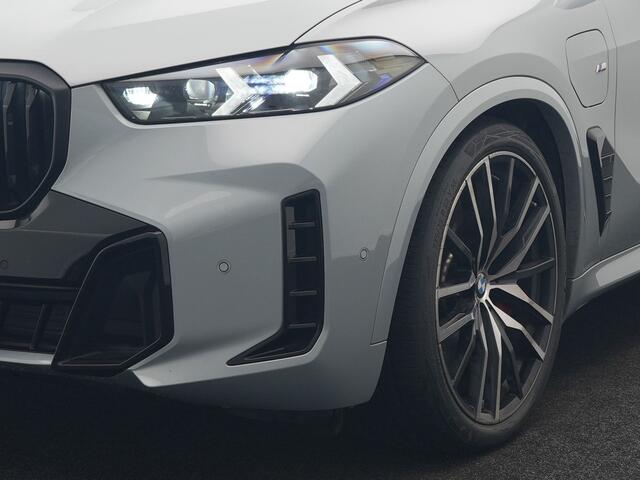 BMW X5 xDrive50e M Sport PRO Plug In Hybrid 490pk Dealer O.H. PHEV | Trekhaak Af Fabriek | Luchtvering | Panodak Skylounge | Adaptive Cruise | 360 Camera | Harman / Kardon | Merino Lederen Sportstoelen Memory & Verwarmd | Bekerhouders Verwarmd & Gekoeld | Stuur 