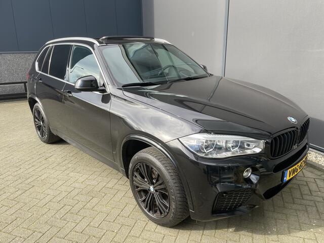 BMW X5 xDrive30d Achteruitrijcamera - navigatie - parkeersensoren voor en achter - schuif/kantel dak - Stoelverwarming - Trekhaak elektrisch uitklapbaar - Dak rails - Cruise control - Airco - Led verlichting Stuur multifunctioneel - Rijstrooksensor - Regensenso