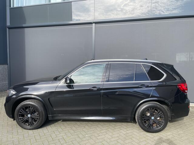 BMW X5 xDrive30d Achteruitrijcamera - navigatie - parkeersensoren voor en achter - schuif/kantel dak - Stoelverwarming - Trekhaak elektrisch uitklapbaar - Dak rails - Cruise control - Airco - Led verlichting Stuur multifunctioneel - Rijstrooksensor - Regensenso