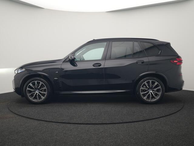 BMW X5 xDrive50e M Sport Plug In Hybride 490pk Dealer O.H. PHEV | Panodak | Luchtvering | Adaptive Cruise | Head Up | 360 Camera | Harman / Kardon | Lederen Sportstoelen Memory & Verwarmd | Sfeerverlichting | Apple Carplay | Keyless | Blis | 20"L.M |